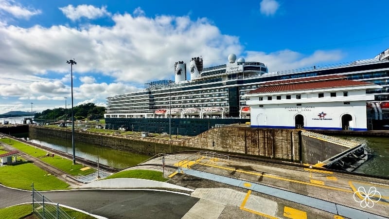 Canal do Panama Navios passando nas eclusas